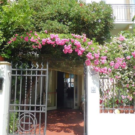 Hotel Villa Morgana Viareggio Bagian luar foto